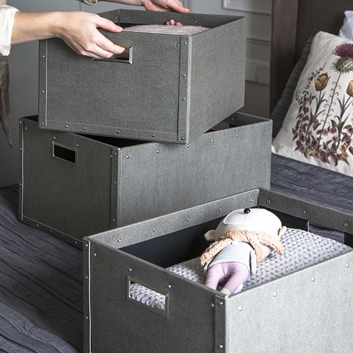 3 caisses de rangement en carton